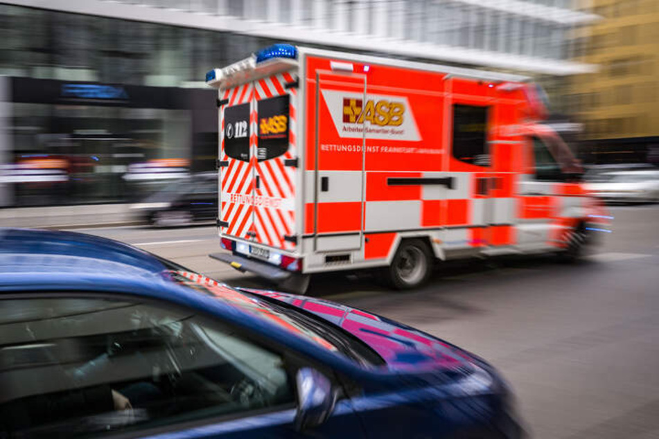 Zur weiteren medizinischen Versorgung wurde die 18-jährige Düsseldorferin von einem Rettungswagen in ein Krankenhaus gebracht. (Symbolbild)