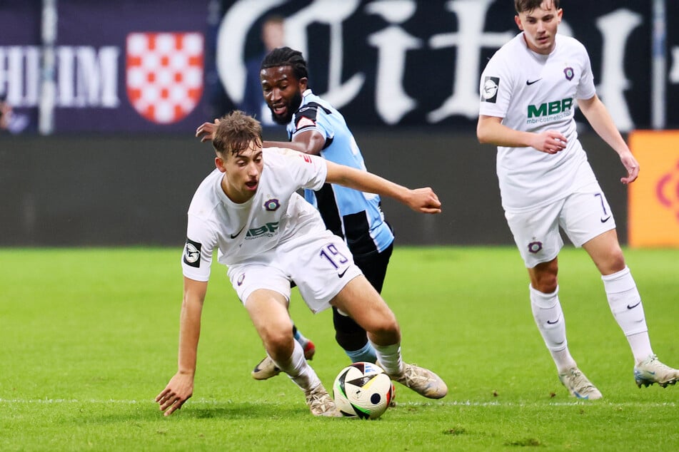 Bekommt Tim Hoffmann (20, v.) noch die Chance, sich vom Heimpublikum zu verabschieden? Er geht zur Hertha zurück. Auch Sean Seitz (23, r.) wird Aue verlassen.