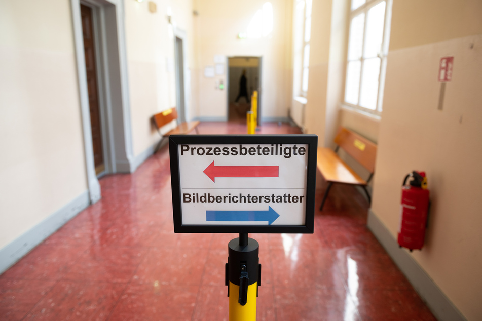 Ein Schild steht vor einem Gerichtssaal im Landgericht.
