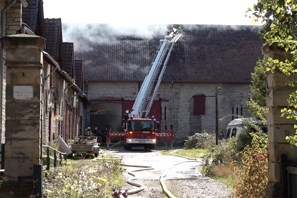 Scheunen-Brand an Landesgrenze: Feuerwehr kämpft gegen Flammen