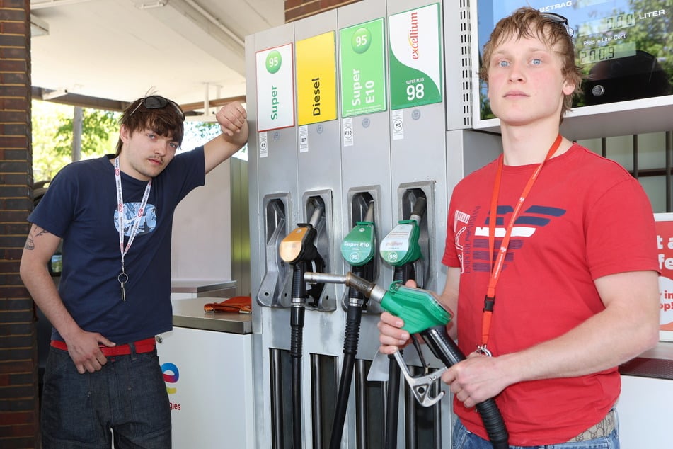 Gabriel Schnur (21) und Gustav Rost (21) tankten bei TotalEnergies an der Bautzner Straße in Dresden. Einhelliger Tenor: Lieber wieder das 9-Euro-Ticket einführen.