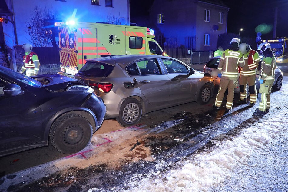 Dreifach-Crash in Dresden: Zwei Personen verletzt