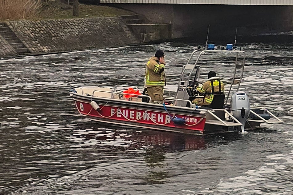 Ruderboot kentert: Neun Senioren gehen über Bord