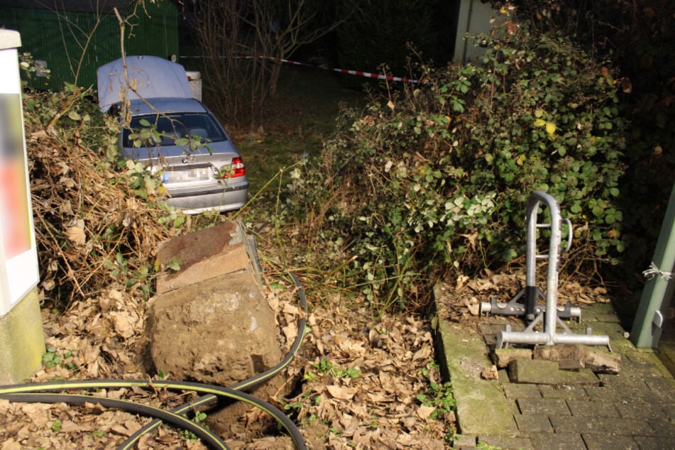 Der BMW des 73-Jährigen blieb in einem Garten stehen, der Fahrer verstarb noch an der Unfallstelle.