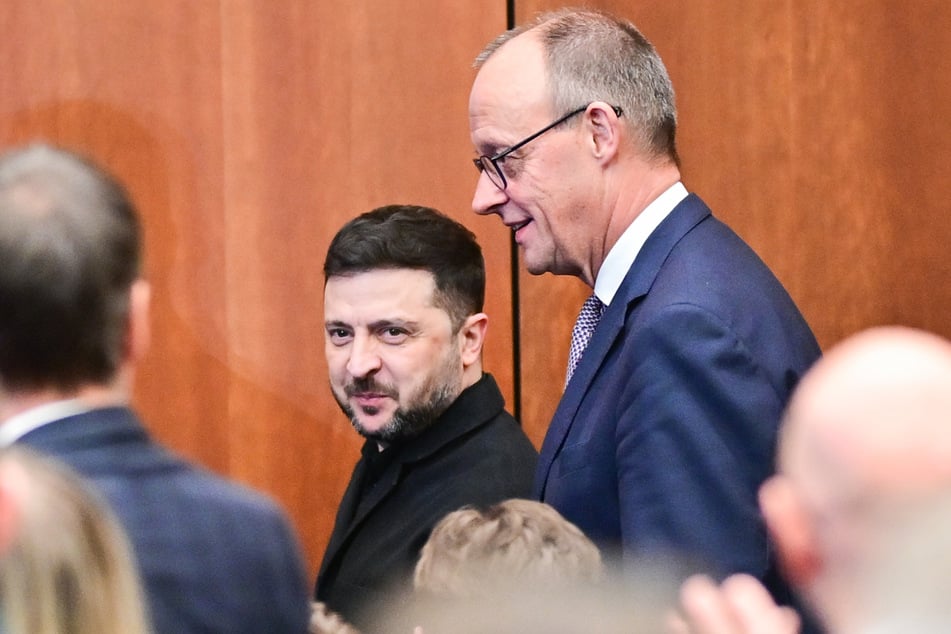 Der ukrainische Präsident Wolodymyr Selenskyj (47, l.) am Montag zusammen mit Kanzler Merz (70, CDU).