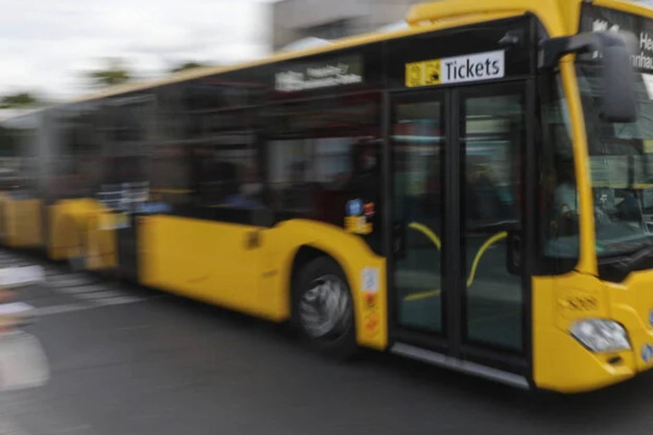 Zu dem Angriff, bei dem die 33-Jährige lebensbedrohlich verletzt wurde, kam es in einem BVG-Bus der Linie 327. (Symbolbild)