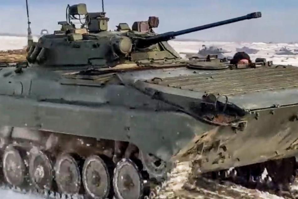 Schon seit Wochen zieht Russland Truppen an der Grenze zur Ukraine zusammen, so auch bei einer gemeinsamen russisch-belarussischen Militärübung Anfang Februar.