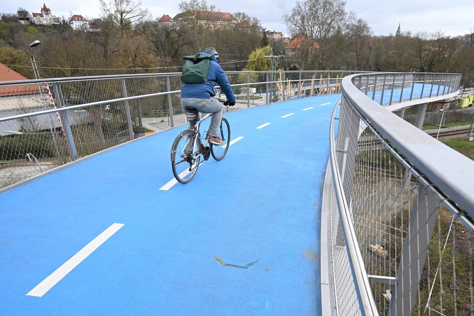 Das Loch wurde wohl mutwillig in die Brücke gefräst.