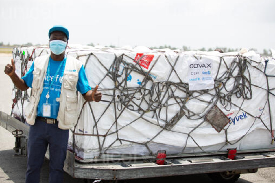 Corona-Impfstoff für die Elfenbeinküste: Ein Unicef-Mitarbeiter nimmt 504.000 DosenCorona-Risikolistemit dem Astrazeneca-Wirkstoff in Empfang. Das Land wird nun von der Corona-Risikoliste gestrichen.