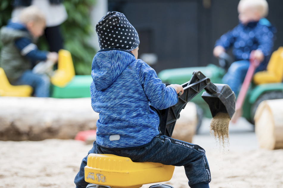Kinder spielen auf einem Spielplatz einer Kindertagesstätte. (Symbolbild)
