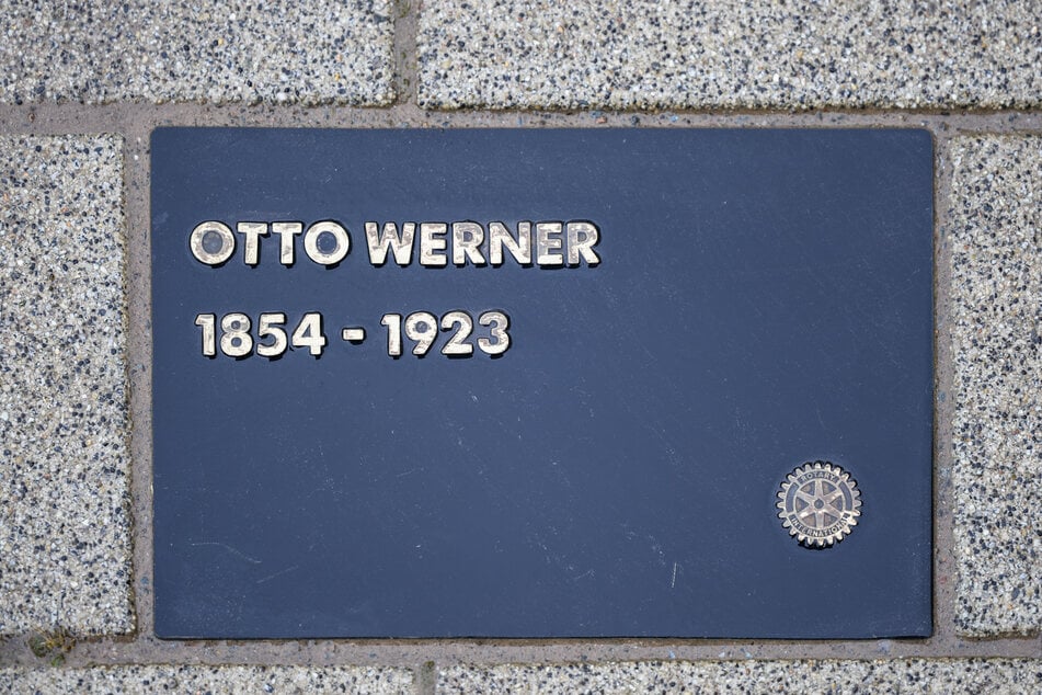 Die Gedenkplatte für Otto Werner ist die 40. Platte vor dem Roten Turm.