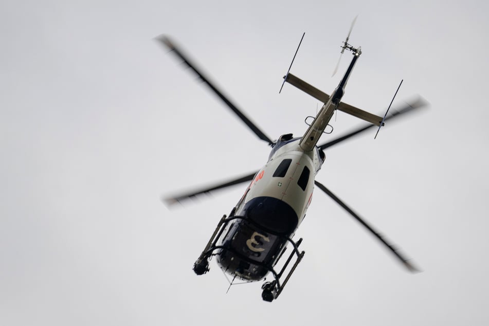 Auch ein Polizeihubschrauber war bei der Fahndung nach dem mutmaßlichen Täter im Einsatz. (Symbolfoto)