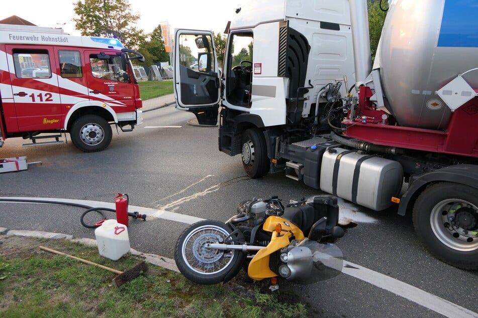 Motorrad knallt in Kreisverkehr gegen Lkw: 56-Jähriger schwer verletzt