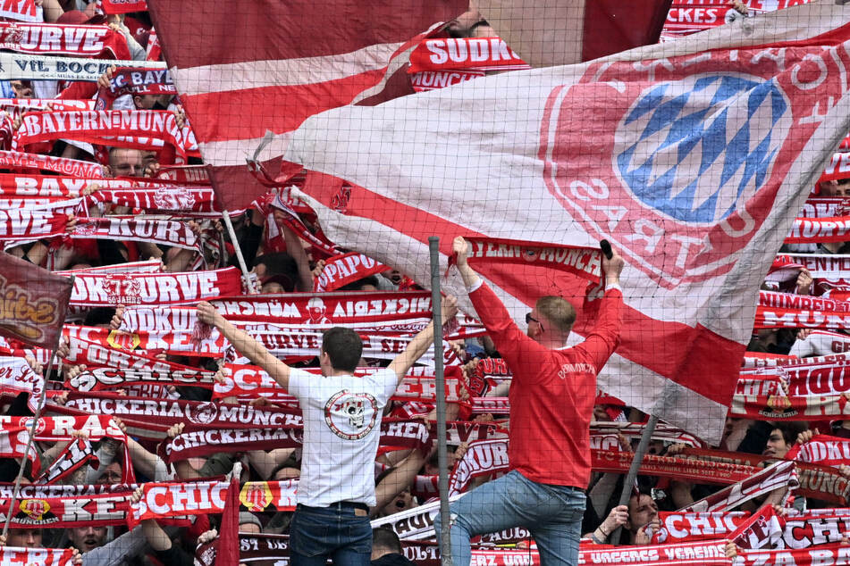 Bei zahlreichen Fans des FC Bayern kamen die Reaktionen des Vereins im Mazraoui-Fall nicht gut an.