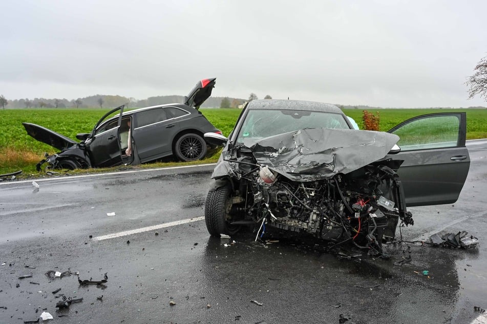 Schwerer Unfall auf der B175 zwischen Hartha und Geringswalde (Landkreis Mittelsachsen): Ein VW und ein Audi krachten frontal zusammen.