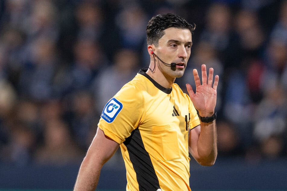 Schiedsrichter Florian Badstübner (35) wird das Pokalspiel des FC St. Pauli bei Bayer Leverkusen pfeifen.