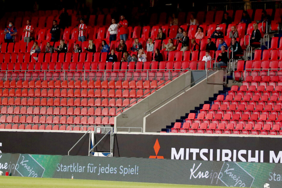 Eine Gruppe an Zuschauern saß beim Relegations-Rückspiel zwischen dem 1. FC Heidenheim und dem SV Werder Bremen kurzfristig auf der sonst leeren Tribüne.
