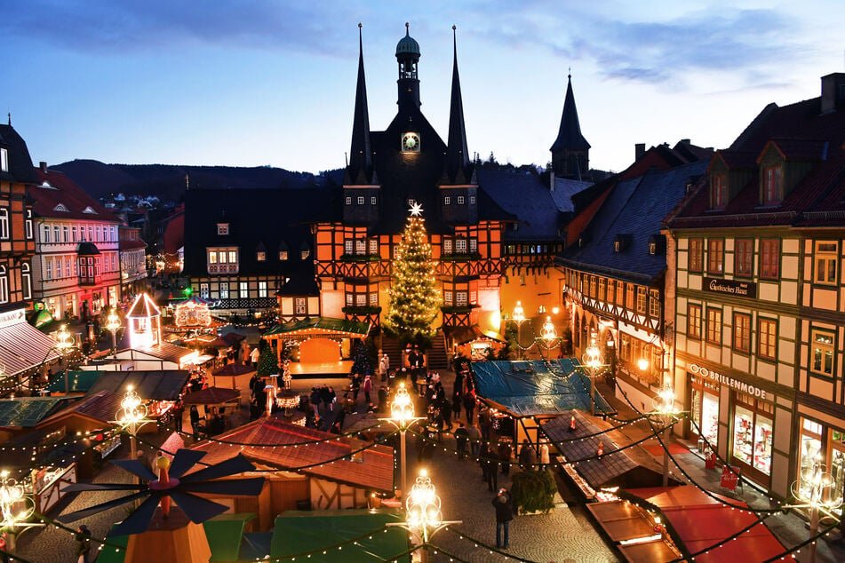 Der Weihnachtsmarkt in Wernigerode hat am heutigen Freitag eröffnet. Zuvor wollten Unbekannte einen Verkaufsstand anzünden. (Archivbild)