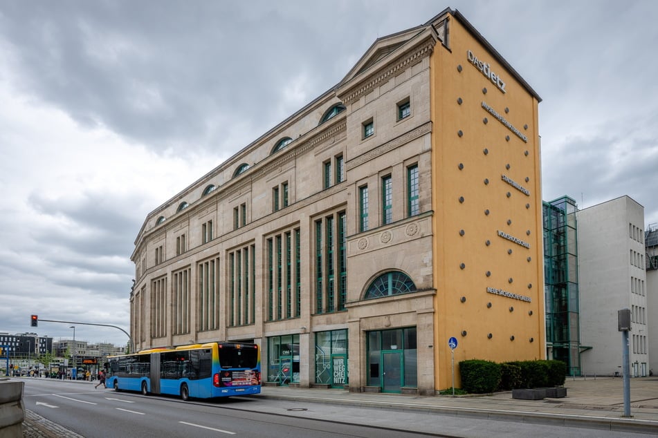 Die Kinderbibliothek ist Teil der Stadtbibliothek im Tietz an der Chemnitzer Zentralhaltestelle.