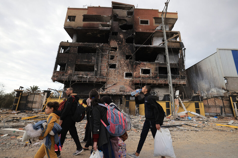 Palestinians fleeing fighting in war-torn Gaza on Sunday, as the violent war between Israel and Hamas continues.