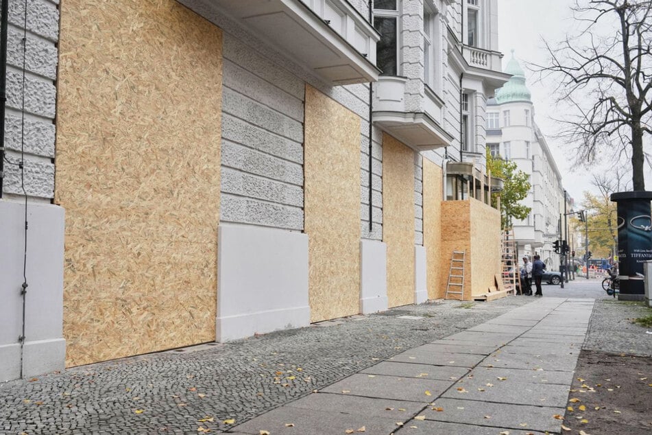 In Berlin machen einige Geschäfte dicht, um sich vor möglichen Plünderungen zu schützen.