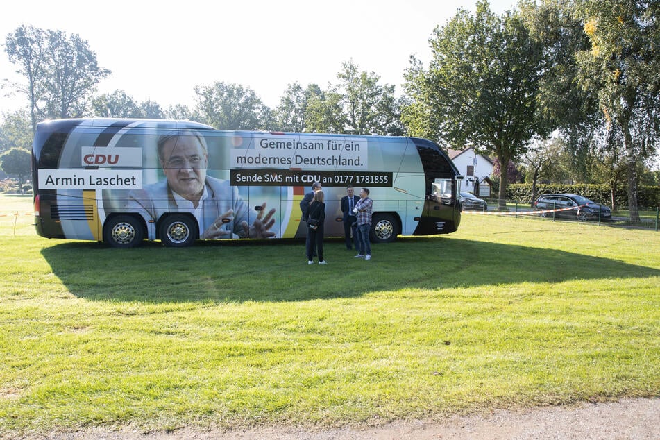 Ein Bus mit einem Bild von Kanzlerkandidat Armin Laschet (60, CDU) parkt vor der Wahlkampfveranstaltung in Delbrück.