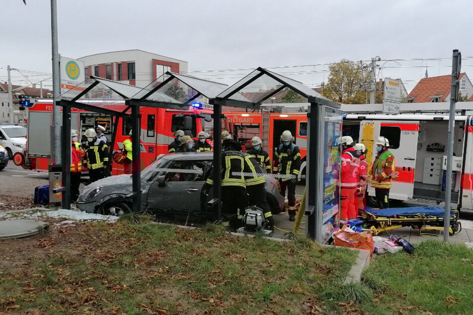 Rettungskräfte sind an der Unfallstelle vor Ort.