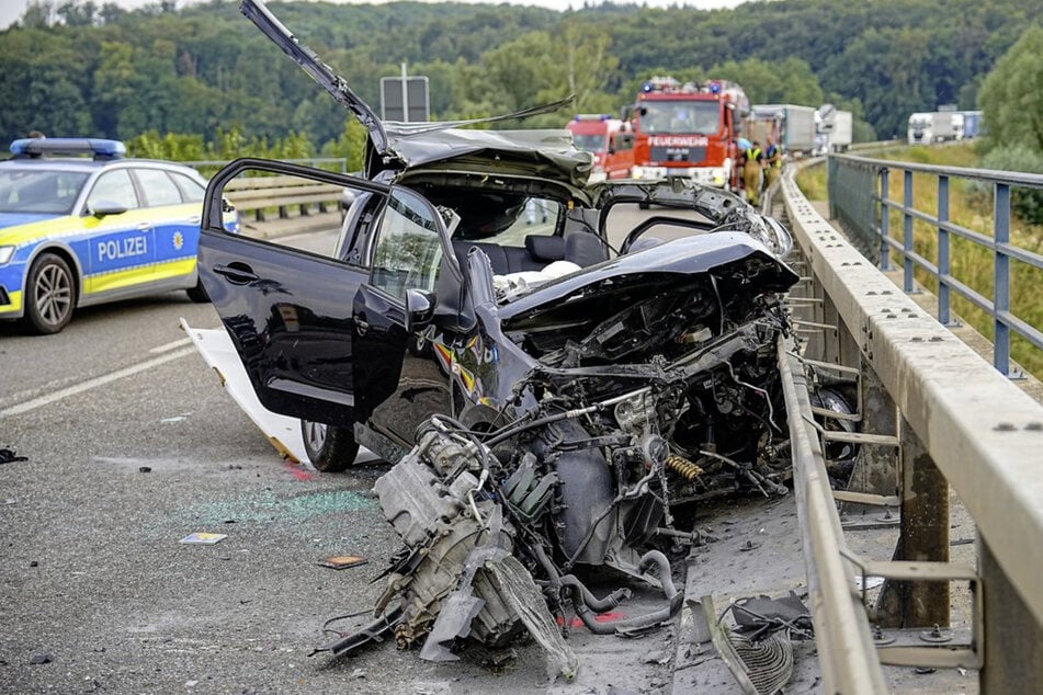 Der Fahrer hatte keine Chance aus diesem Wrack lebend herauszukommen.