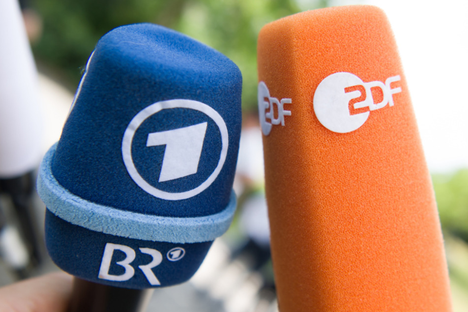 Fernsehmikrofone mit den Logos von ARD/BR und ZDF. (Symbolbild)