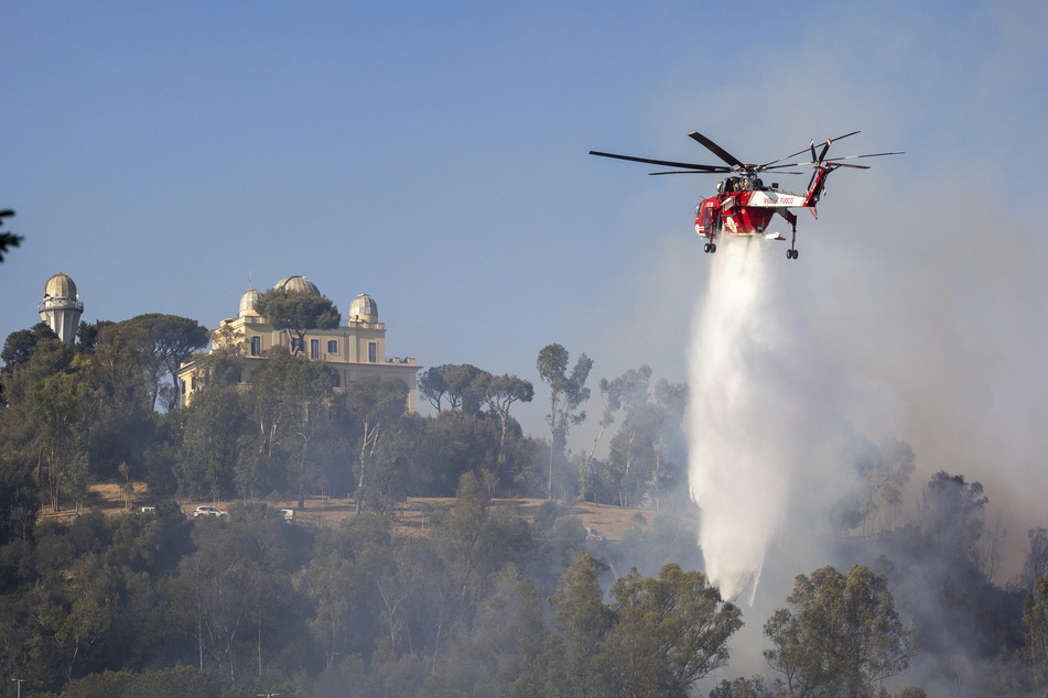 Die Feuerwehr kämpfte mit drei Löschhubschraubern gegen den Großbrand.