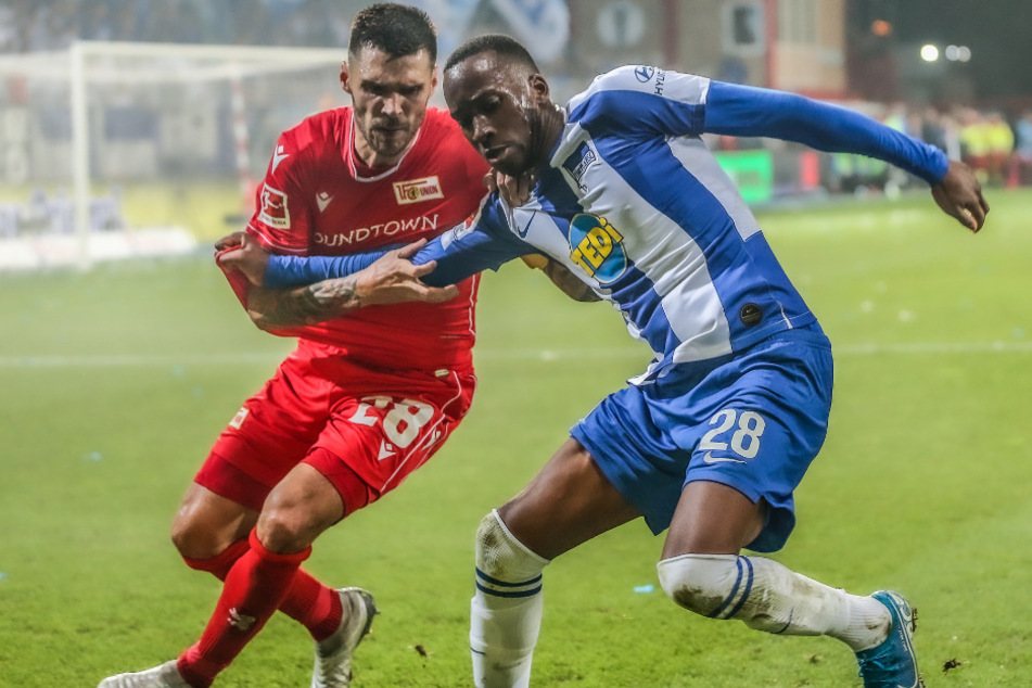 Herthas Dodi Lukebakio (r) im Zweikampf mit Unions Christopher Trimmel (l).