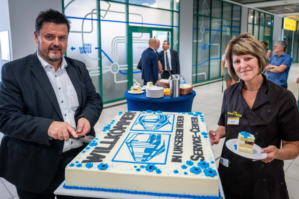 CVAG-Chef Jens Meiwald (60) und Simone Erler (50) von der Bäckerei Möbius begrüßten die ersten Kunden mit Torte.