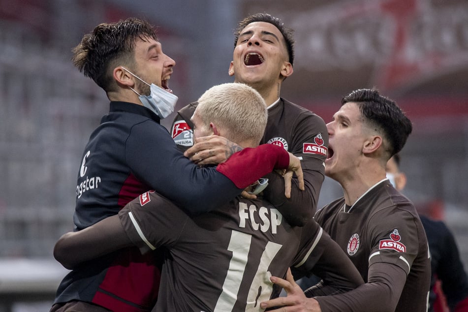 Borys Taschchy (l-r), Rodrigo Zalazar, Simon Makienok und Igor Matanovic feiern einen Treffer.