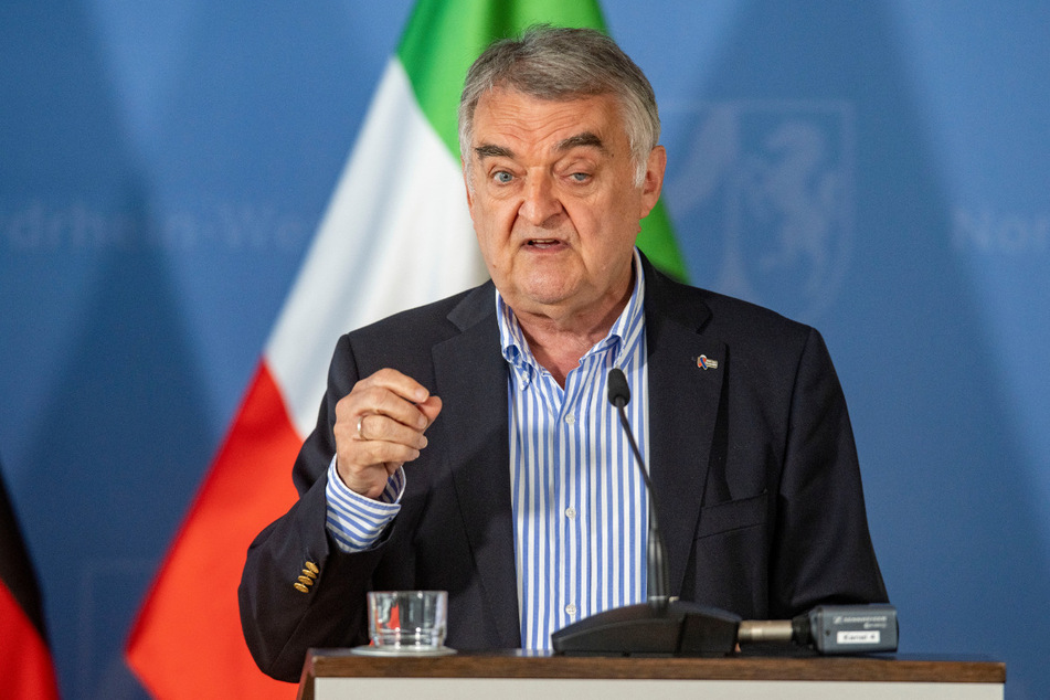 Nach Meinung von NRW-Innenminister Herbert Reul (69, CDU) gehört die Aufklärung über Rechtsextremismus bald zu den Pflichtthemen für die Polizei.