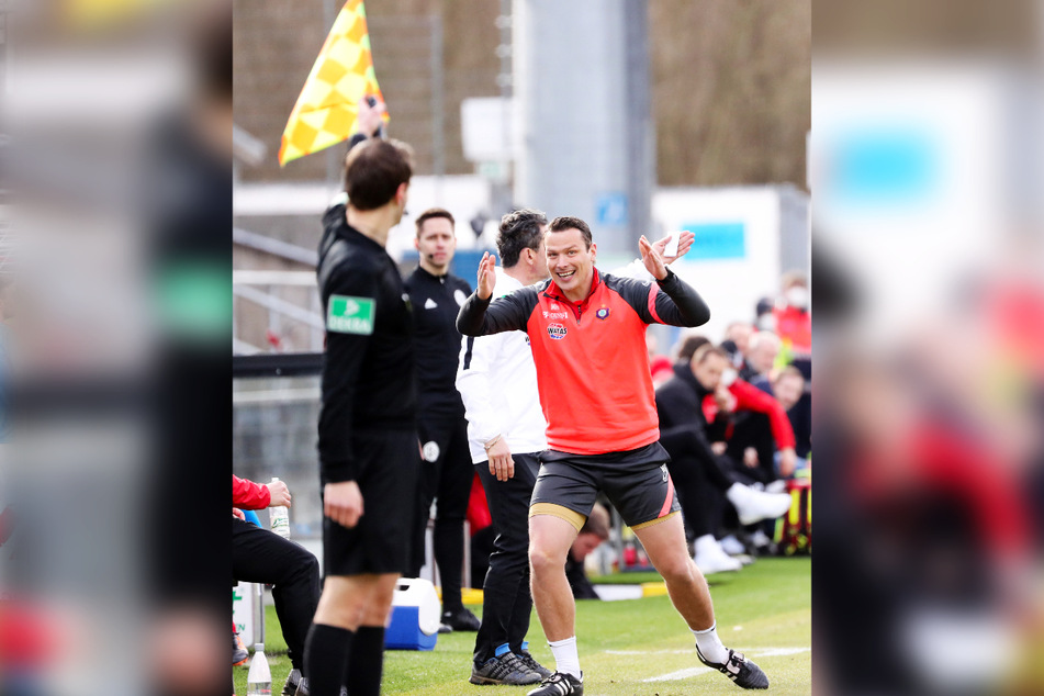 Der Schiri-Assistent hebt wieder den Wimpel - da nützte auch der Protest von Aues Co-Trainer Marc Hensel wenig.