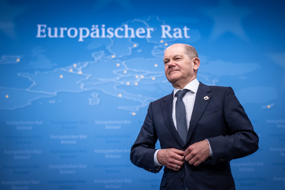 Bundeskanzler Olaf Scholz (SPD) verlässt die Abschluss-Pressekonferenz nach dem EU-Gipfel.