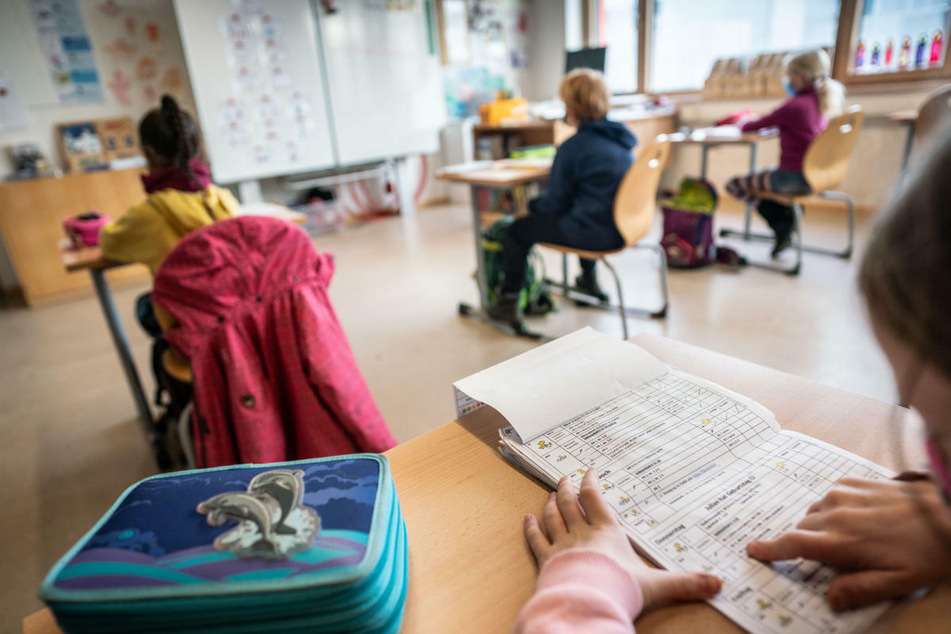 In den ersten zwei Wochen nach den Herbstferien müssen die Schülerinnen und Schüler auch wieder am Platz die Maske tragen. (Symbolbild)