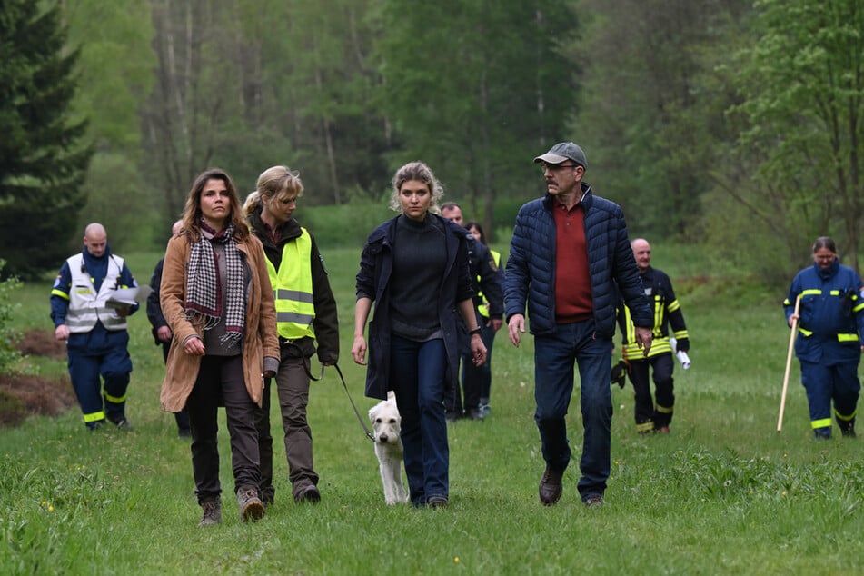 Im November läuft der achte "Erzgebirgskrimi - Familienband" im ZDF. Mit dabei sind Katharina Wackernagel (44, v.l.), Teresa Weißbach (42) mit Hund Wolke, Lara Mandoki (43), Götz Schubert (60).