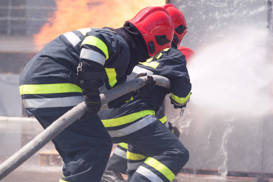 Feuerwehrleute bekämpfen den Brand (Symbolbild).