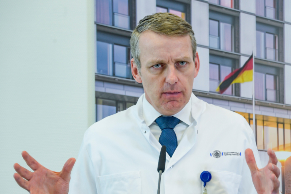 Stefan Kluge, Direktor der Klinik für Intensivmedizin des UKE, spricht bei einer Pressekonferenz.