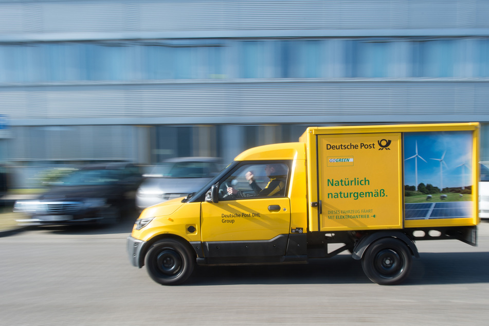 Ein Streetscooter fährt über den Hof des Briefzentrums der Deutschen Post.