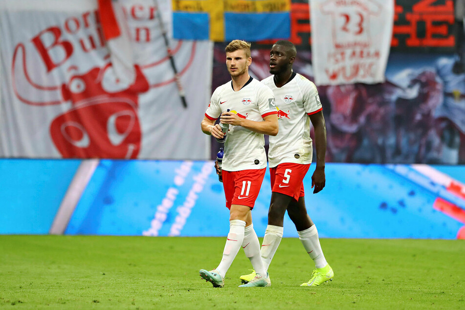 Die Verpflichtungen von Timo Werner (l.) und Dayot Upamecano sollen beim FC Barcelona keine Priorität mehr haben.