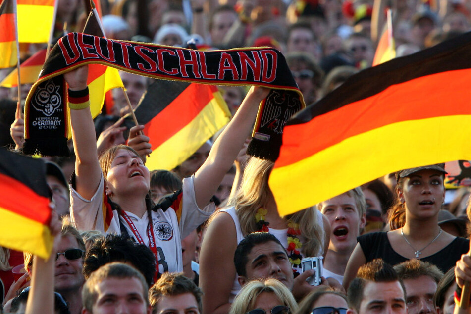 Die deutschen Fußball-Fans fiebern der Heim-EM ab dem 14. Juni entgegen. Nur bei der Torhymne hätten sie Änderungswünsche.