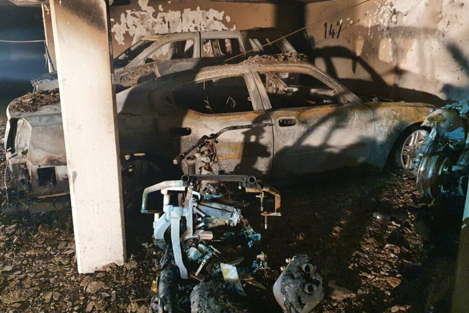 Ausgebrannte Autos stehen in der Tiefgarage.