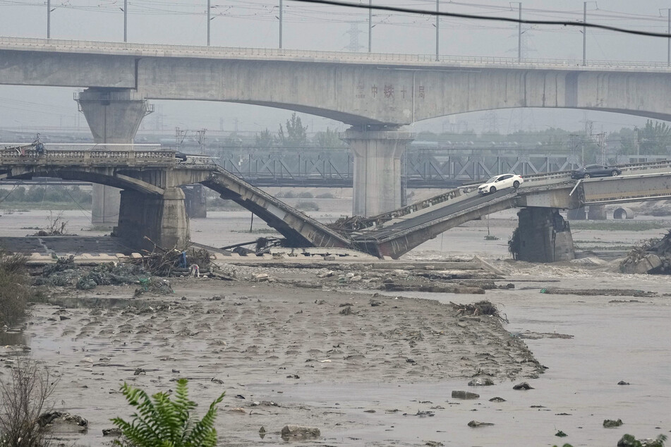 Nach sintflutartigen Regenfällen in Peking ist eine Brücke in Peking eingestürzt.