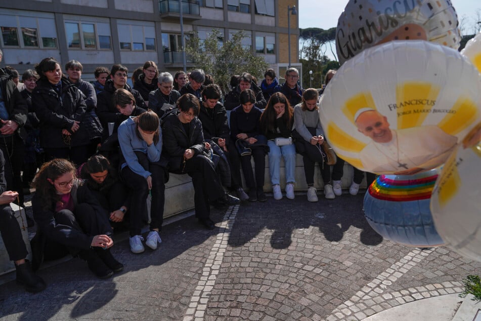 Vor der Poliklinik Agostino Gemelli werden Gebete abgehalten. Wird Papst Franziskus das Krankenhaus noch einmal verlassen?