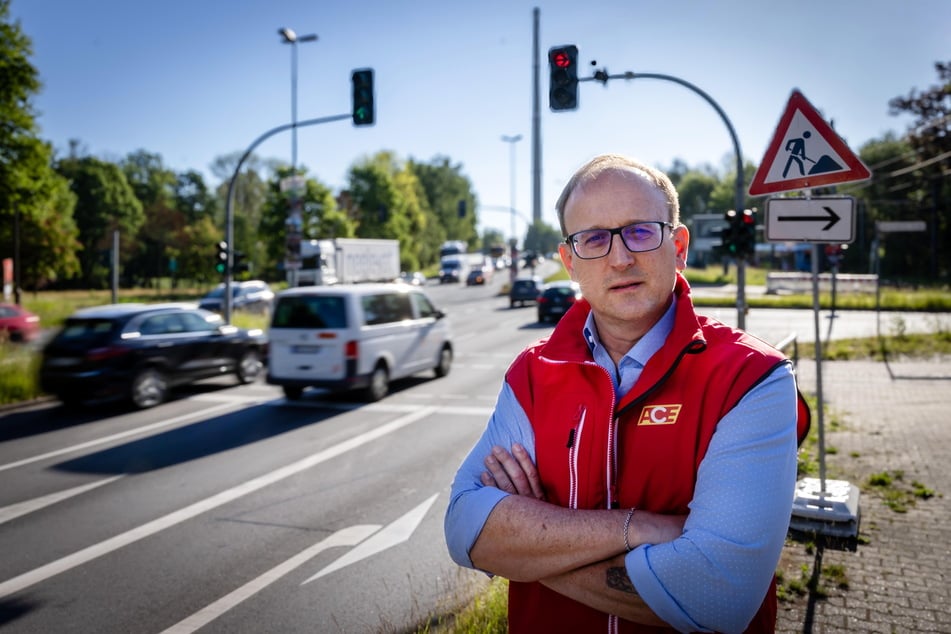 Verkehrsexperte Jörg Vieweg (53, SPD) am Chemnitzer Unfallschwerpunkt Südring: "Grüne Welle könnte helfen."