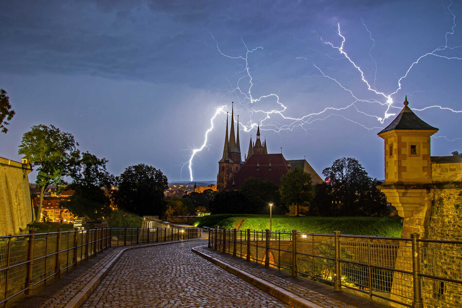 Und dann war da die schöne Seite der Unwetter-Nacht: Blitze zucken über Thüringens Landeshauptstadt.