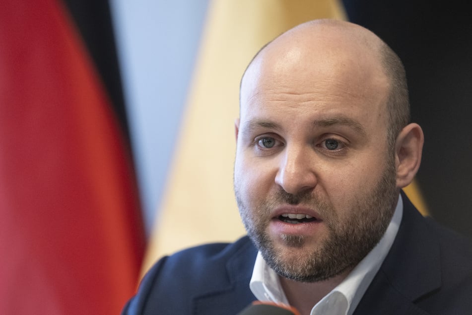 Der AFD-Politiker Markus Frohnmaier (35) möchte, dass die Verantwortlichen zur Rechenschaft gezogen werden.