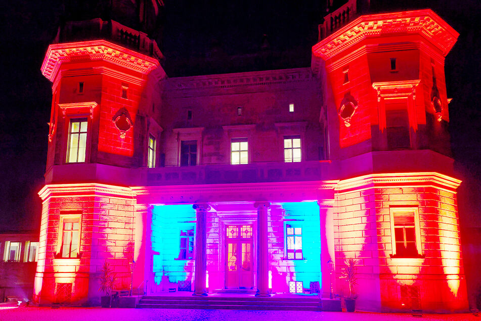 Die Fassade des Lingnerschlosses "verzauberte" der Jubilar zur Feier mit magischem Licht.